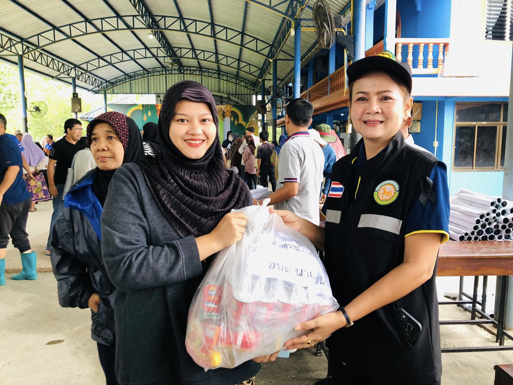องค์การบริหารส่วนตำบลนาเคียนมอบถุงยังชีพเพื่อบรรเทาความเดือดร้อนจากสถานการณ์น้ำท่วม