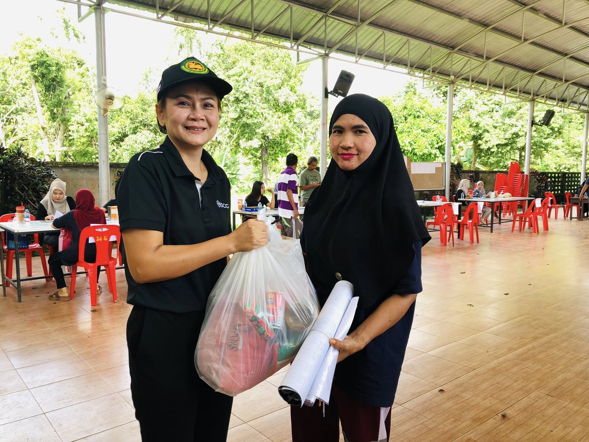 องค์การบริหารส่วนตำบลนาเคียนมอบถุงยังชีพเพื่อบรรเทาความเดือดร้อนจากสถานการณ์น้ำท่วม