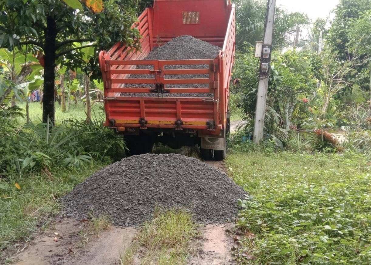 ส่วนงานก่อสร้าง กองช่าง อบต.นาเคียน ได้ดำเนินซ่อมแซมผิวทางจราจรที่ชำรุด ในพื้นที่ หมู่ที่ 3 ตำบลนาเคียน เพื่อความสะดวกและปลอดภัยในการสัญจรไปมาของประชาชน