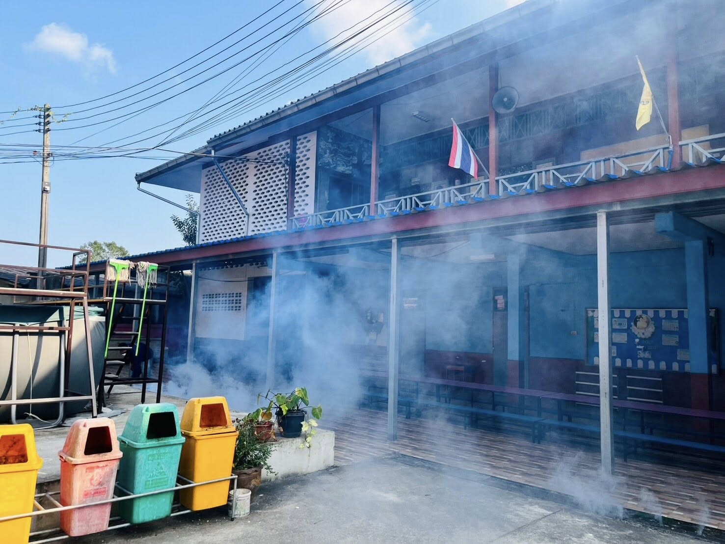 นางอารียาณัฏฐ ศรีจำนอง ปลัดองค์การบริหารส่วนตำบล ปฏิบัติหน้าที่ นายกองค์การบริหารส่วนตำบลนาเคียน ได้มอบหมายให้ งานสาธารณสุข อบต.นาเคียน ลงพื้นที่ หมู่ที่ 3 เพื่อดำเนินการป้องกันและเฝ้าระวังโรคไข้เลือดออกโดยทำฉีดพ่นหมอกควันกำจัดยุงลายบริเวณโรงเรียนบ้านคลองดิน รวมถึงพื้นที่ใกล้เคียง เพื่อทำลายแหล่งเพาะพันธุ์ยุง  กำจัดยุงและเป็นการตัดวงจรลูกน้ำยุงลาย